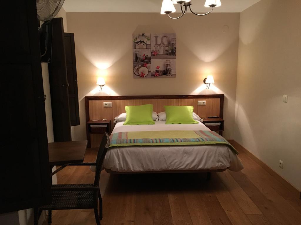Hostal Otsoa Escároz Exteriör bild